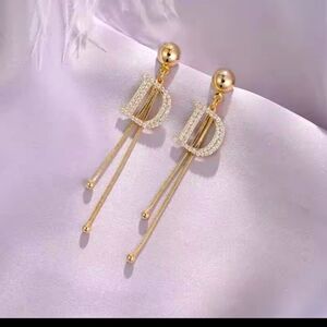 D earrings gold played dangling stud luxury style